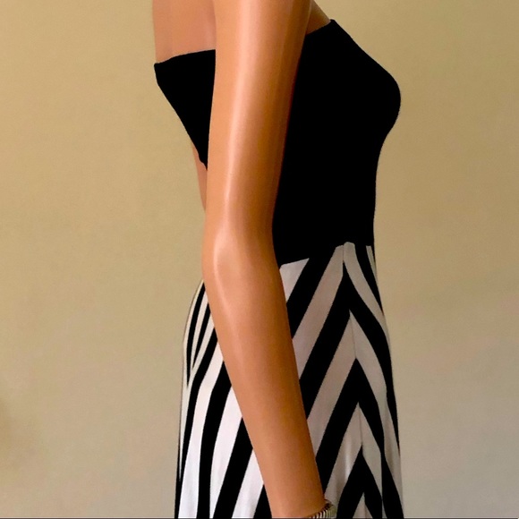 Gorgeous 1 piece Bandeau Style Dress - Picture 2 of 3